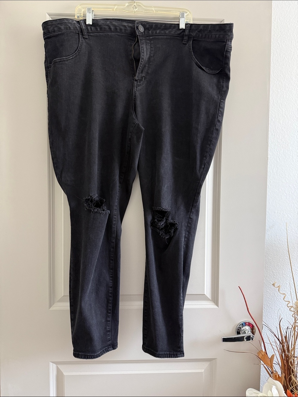 American Eagle Outfitters Women's Black Skinny Jeans with Knee Rips